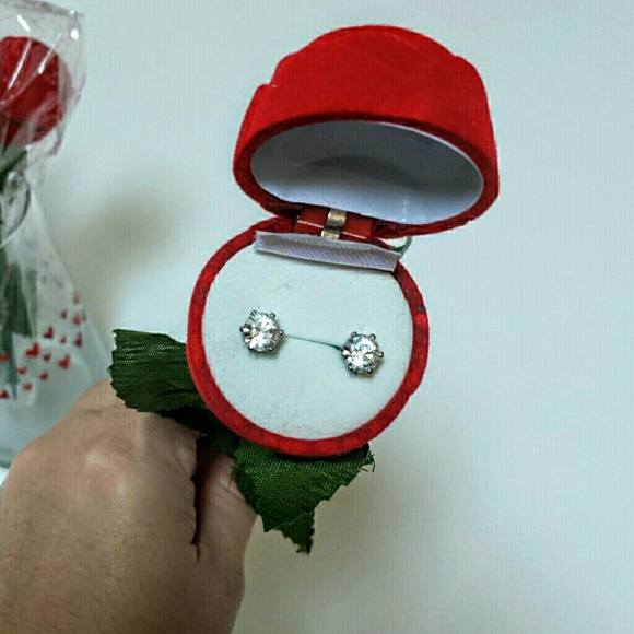 Pair of cubic zirconia earrings - Picture 9 of 11